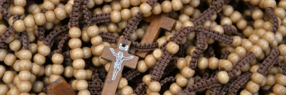 Médailles, chapelets, bracelets, colliers des Saints